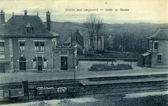 164983 Gezicht op het perron van het S.S.-station Schin op Geul te Schin op Geul, met links het stationsgebouw en ...