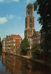 124887 Gezicht op de Oudegracht te Utrecht met op de achtergrond de Domtoren; in het midden enkele huizen aan de ...
