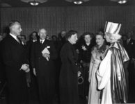 100237 Afbeelding van Koningin Juliana (midden) in gesprek met enkele acteurs, na afloop van de opera Die Entführung ...