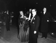 100256 Afbeelding van de aankomst van Koningin Juliana en Prins Bernhard bij het City Theater (Voorstraat 89) te ...