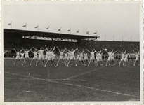 125078 Afbeelding van een demonstratie van de gymnastiekvereniging Kracht & Vlugheid op het veld van het Olympisch ...
