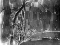94279 Verticale luchtfoto van Vreeswijk met omgeving uit het zuiden; met middenlinks het Merwedekanaal en de Vaartse ...