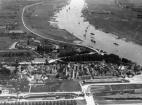 94280 Luchtfoto van Vreeswijk met omgeving en de Lek uit het westen; met op de voorgrond het Merwedekanaal. N.B. ...