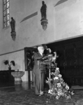 102664 Afbeelding van directeur drs. D.P.R.A. Bouvy tijdens zijn toespraak in de St. Catharinakerk (Lange Nieuwstraat ...