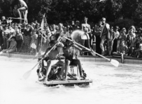102793 Afbeelding van twee jeugdige deelnemers in hun zelfgemaakte vaartuig tijdens de badkuipenrace ter gelegenheid ...
