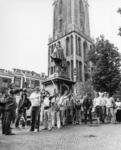 102969 Afbeelding van de demonstratie handboogschieten op het Domplein te Utrecht, tijdens de festiviteiten ter ...