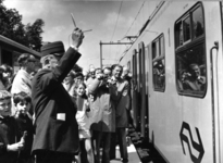 165568 Afbeelding van de officiële opening van het nieuwe N.S.-station Maarn te Maarn, met links burgemeester mr. ...