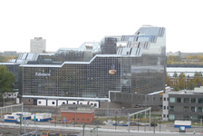 804129 Gezicht op het Hoofdkantoor Rabobank Nederland (Croeselaan 18) te Utrecht, met daarvoor het seinhuis Post H van ...