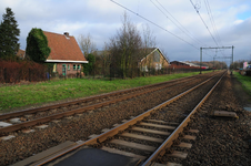 807221 Gezicht op de spoorlijn Utrecht-Arnhem te Bunnik, met links de voormalige woning van de stationschef aan de ...