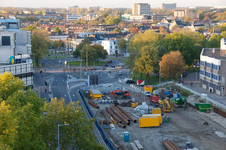 821299 Overzicht van het noordelijke gedeelte van de voormalige Catharijnebaan en de rotonde Paardenveld te Utrecht, ...