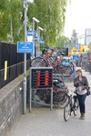 824045 Gezicht in de bewaakte fietsenstalling op het Leidseveer / Smakkelaarsveld te Utrecht.
