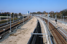 827950 Gezicht op de sporen naar Den Bosch en Arnhem te Utrecht, vanaf de Waterlinieweg, uit het zuidoosten.